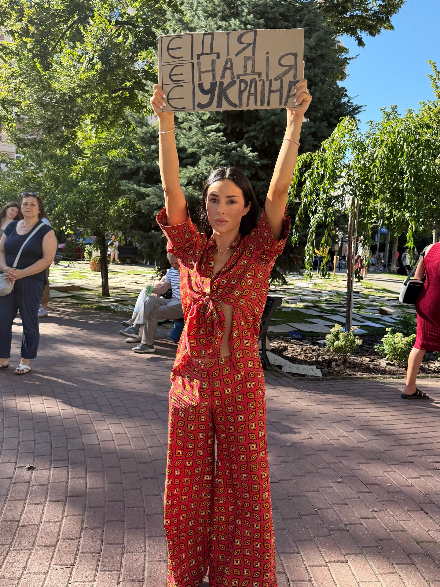 Огневич, Клопотенко, Цымбалюк и другие звезды вышли на протесты в поддержку Федорова (фото)