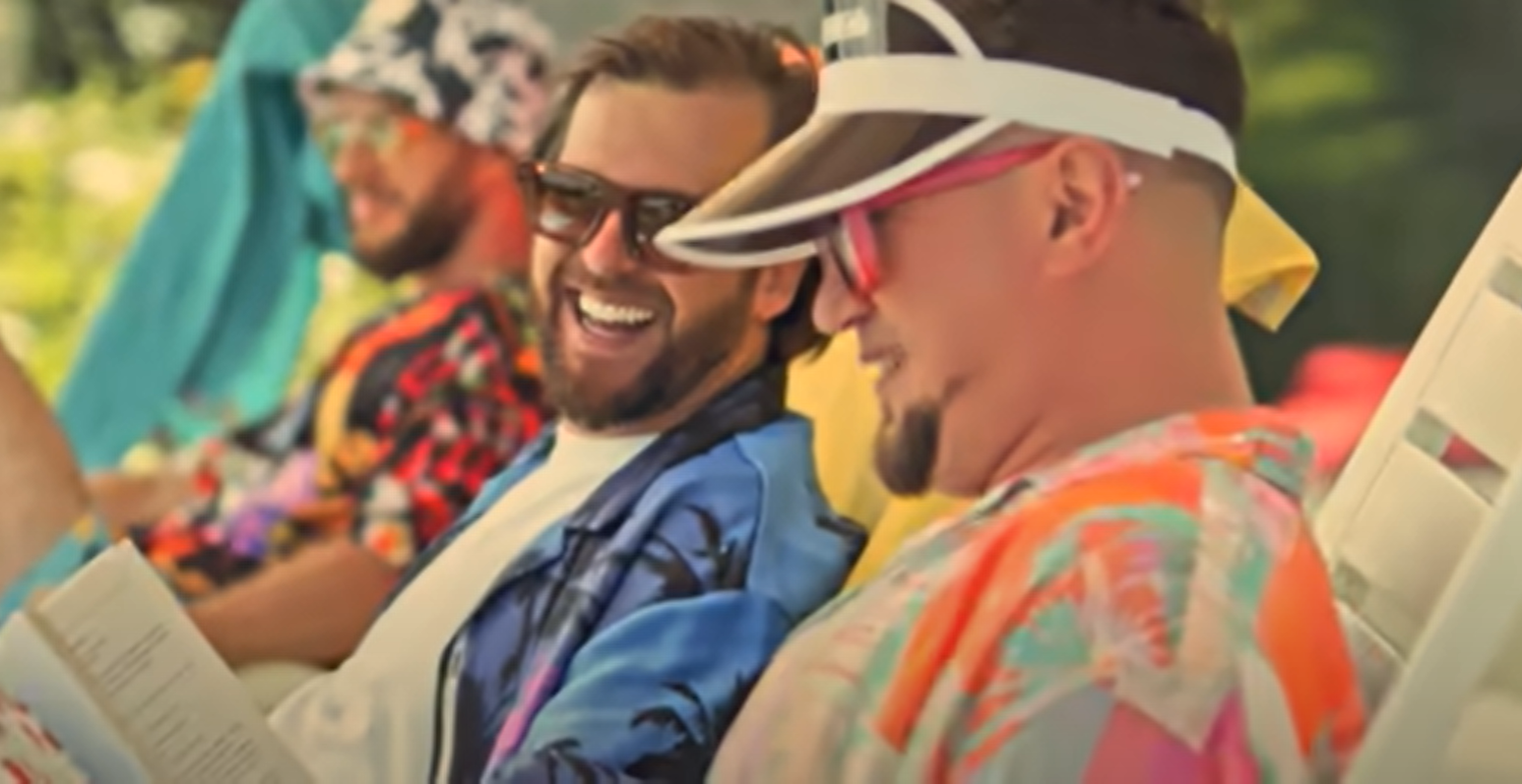 Гурт БЕZ ОБМЕЖЕНЬ вразив новим яскравим кліпом: такими рокерів ще не бачили (відео)