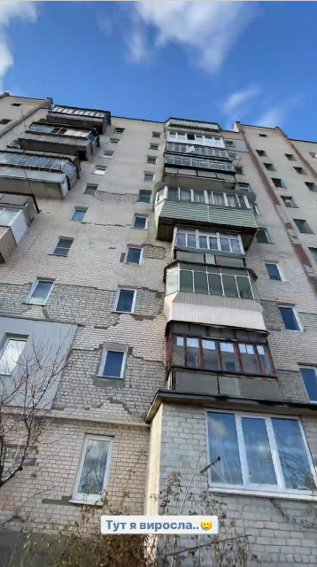 Нікітюк захопила фото з бабусею-довгожителькою і посватала брата: віддам в хороші руки