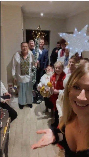 Нікітюк захопила фото з бабусею-довгожителькою і посватала брата: віддам в хороші руки