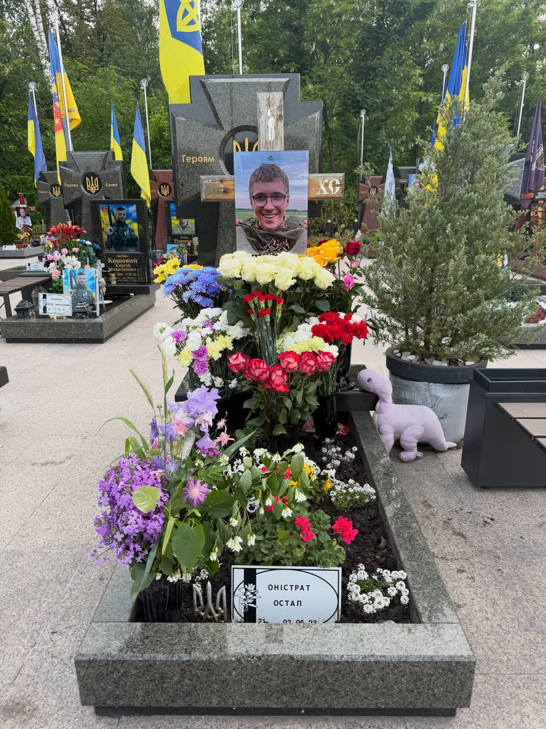 "Через месяц было бы 25". Андрей Онистрат показал могилу сына, который погиб на войне