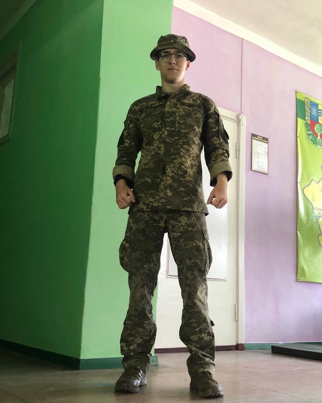 "Через месяц было бы 25". Андрей Онистрат показал могилу сына, который погиб на войне