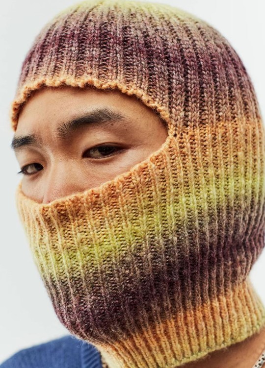 Будто бабушка связала: как правильно носить балаклаву зимой 2021-2022 (фото)