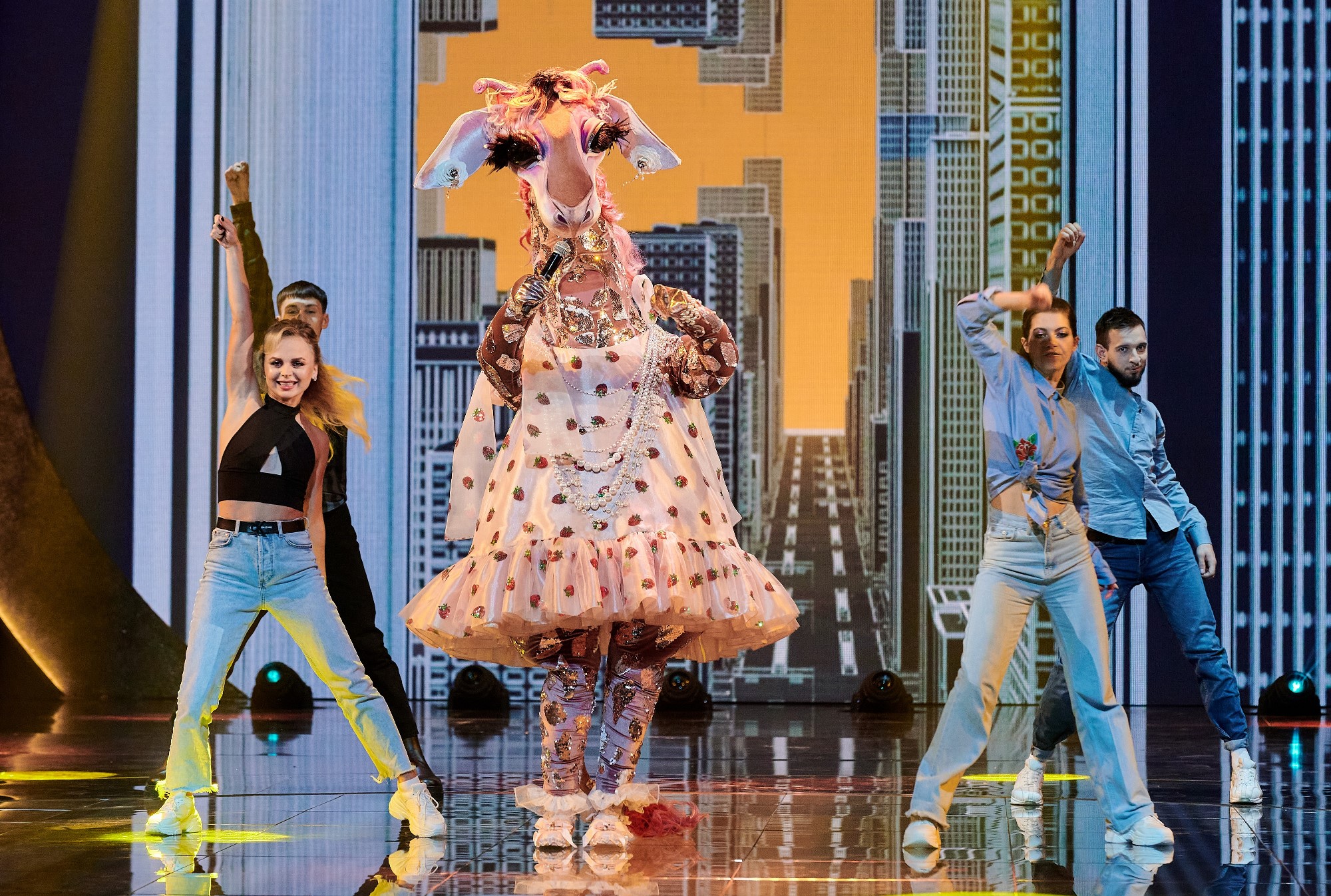 Настя Каменских в атласном платье очаровала глубоким декольте (фото)