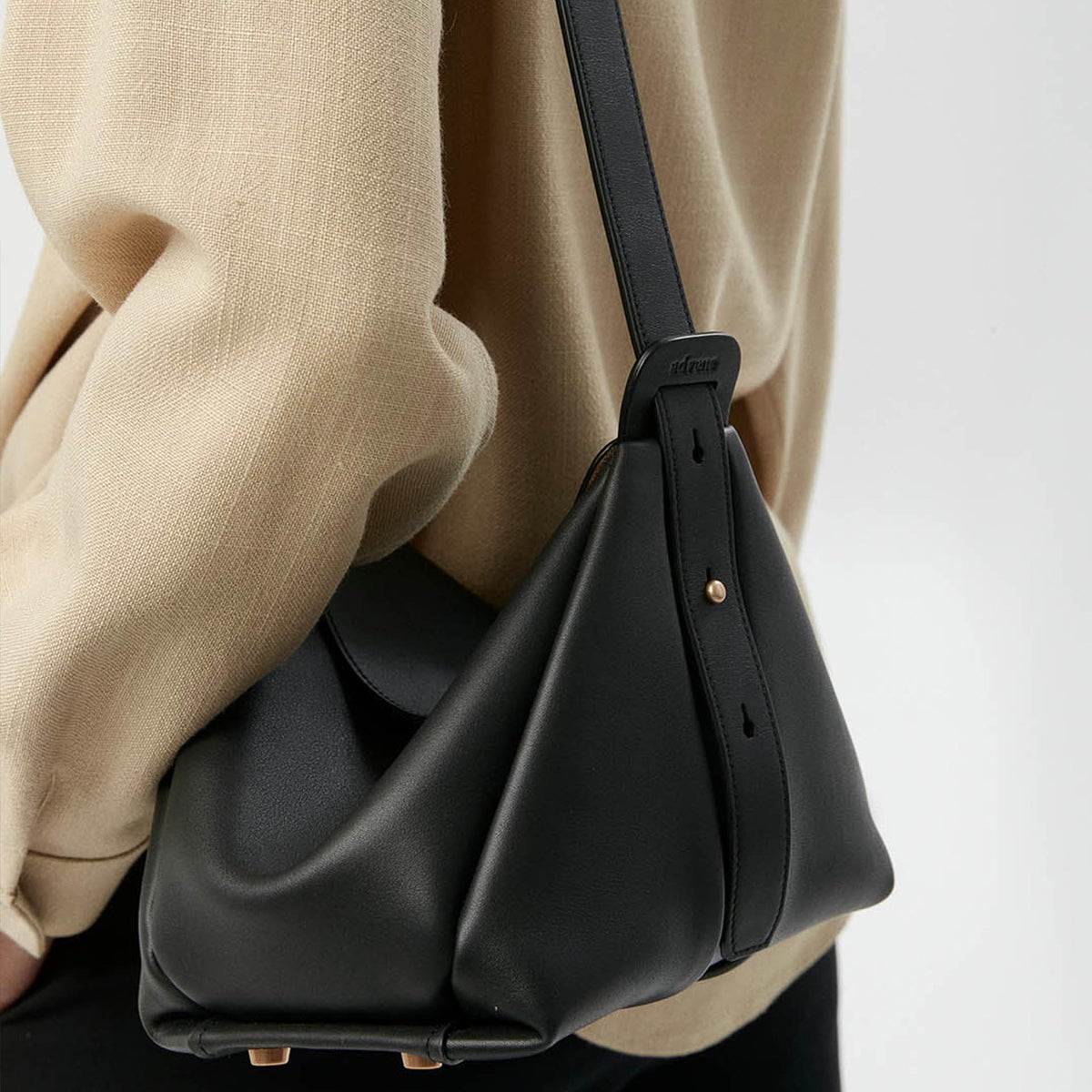 Не Birkin единой: современные бренды сумок, которые знаменитости выбирают носить в 2022 (фото)