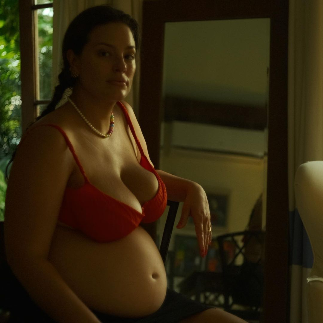 Беременность ей к лицу: Эшли Грэм похвасталась формами в откровенном бикини