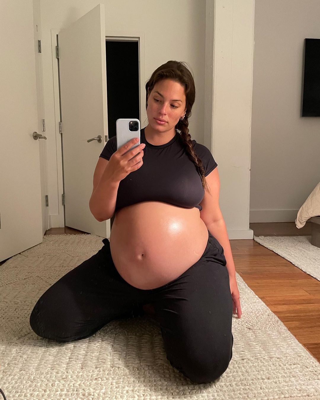 Будут близнецы? Эшли Грэм озадачила внушительным животиком на горячих фото