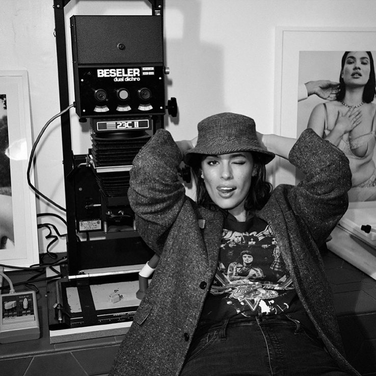 На кожен день: Ешлі Грем показала, як носити твідовий піджак цієї осені