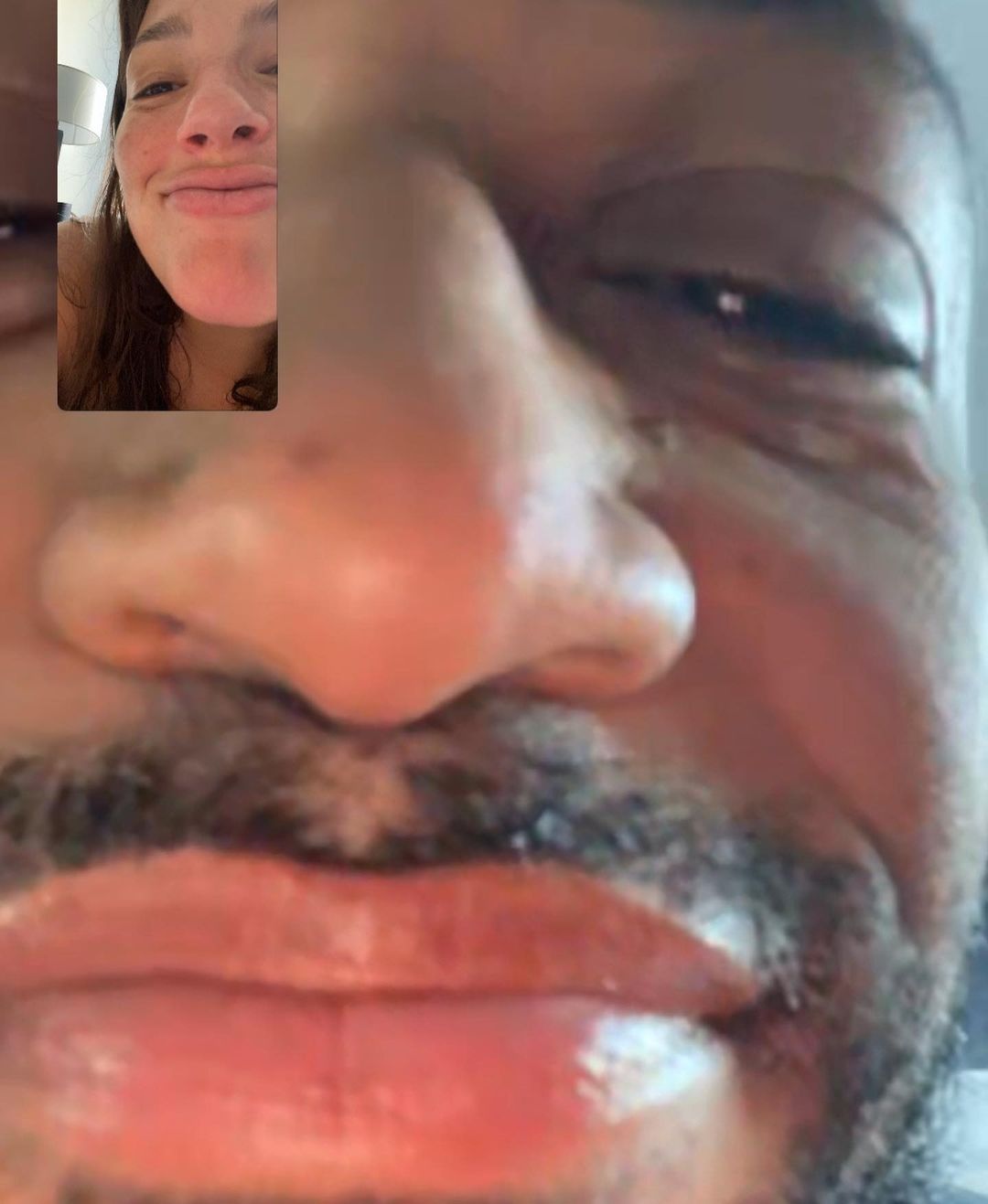 Без обробки і ретуші: вагітна Ешлі Грем показала целюліт і розтяжки на голих фото