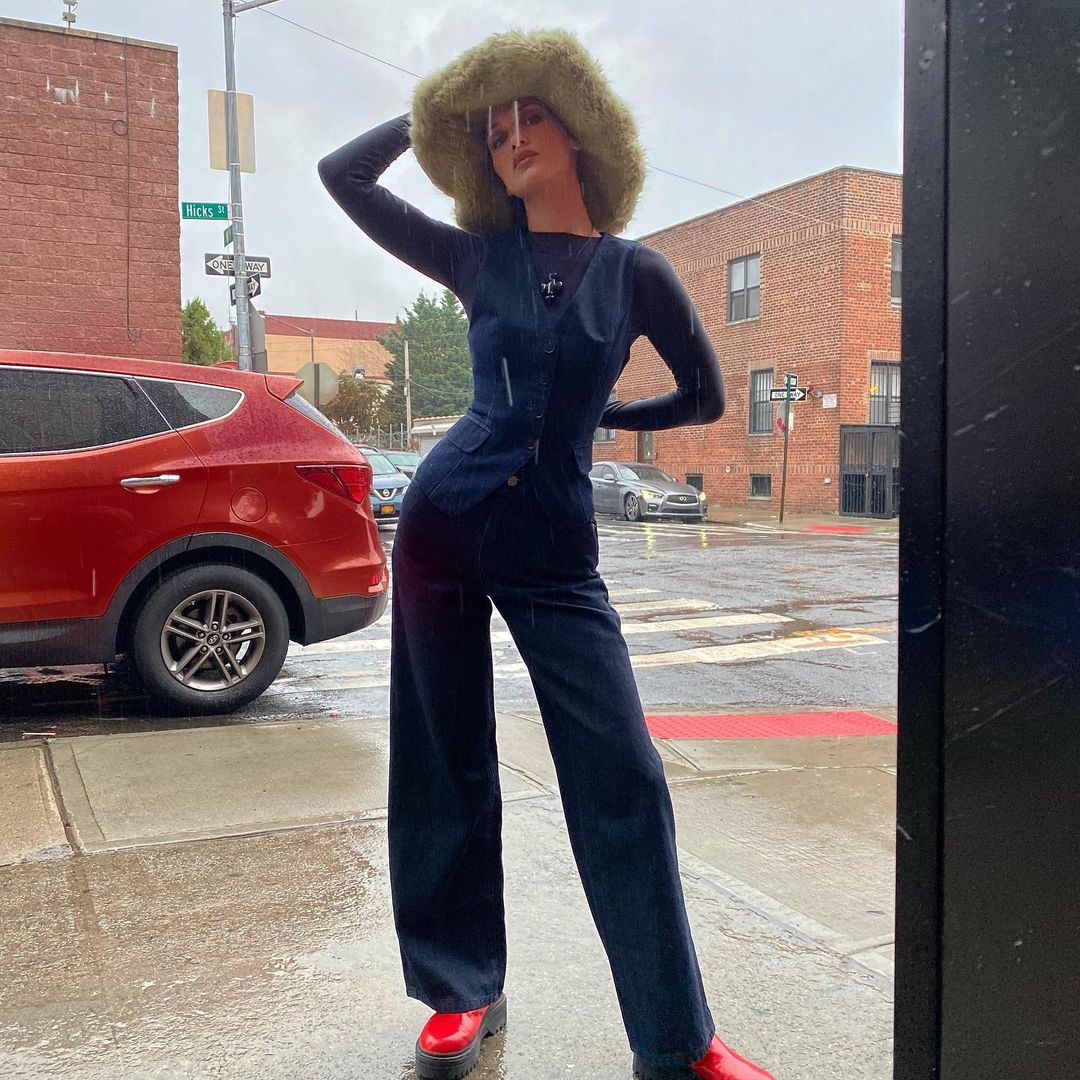 Идеально на осень: Белла Хадид показала точеную фигуру в джинсовом костюме