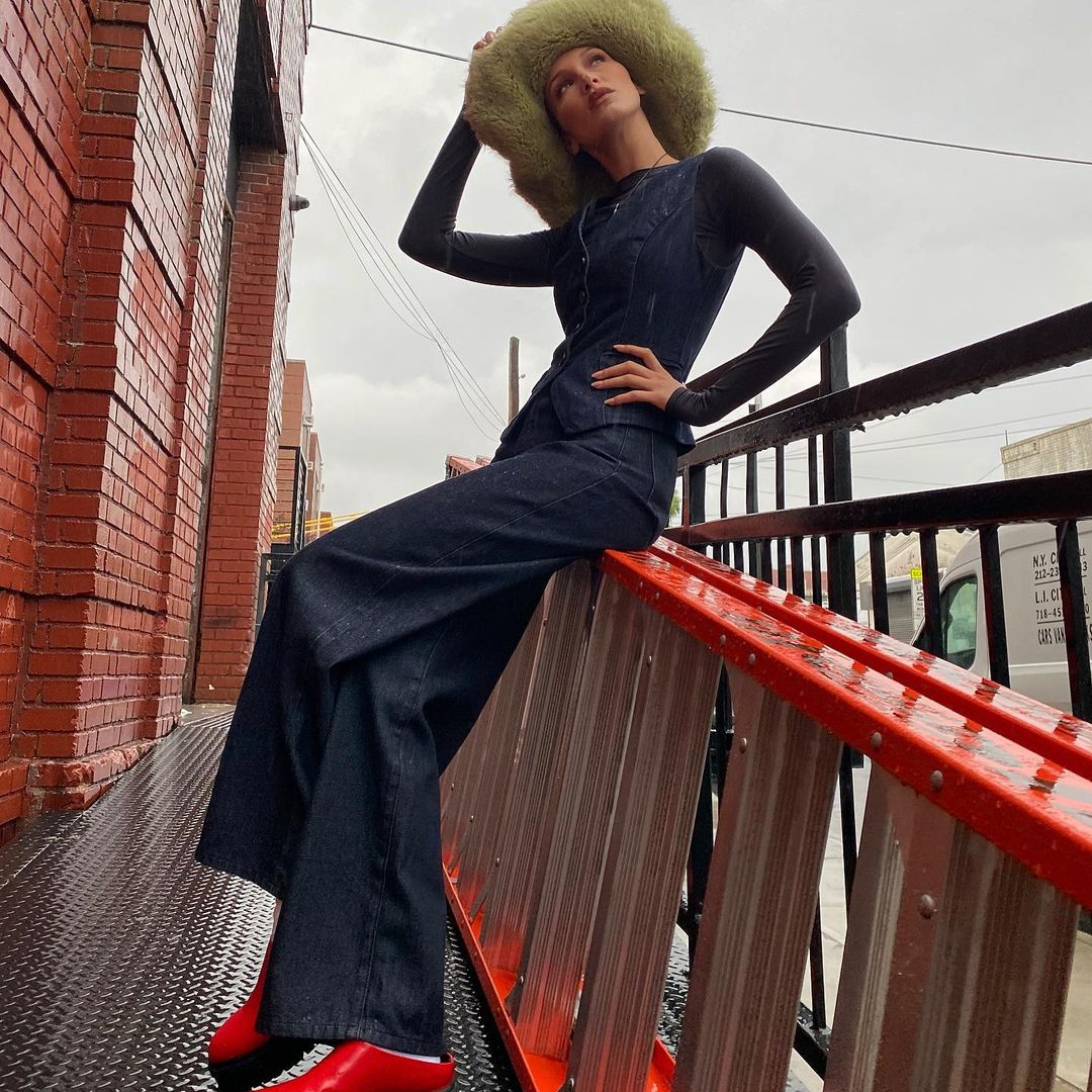 Идеально на осень: Белла Хадид показала точеную фигуру в джинсовом костюме