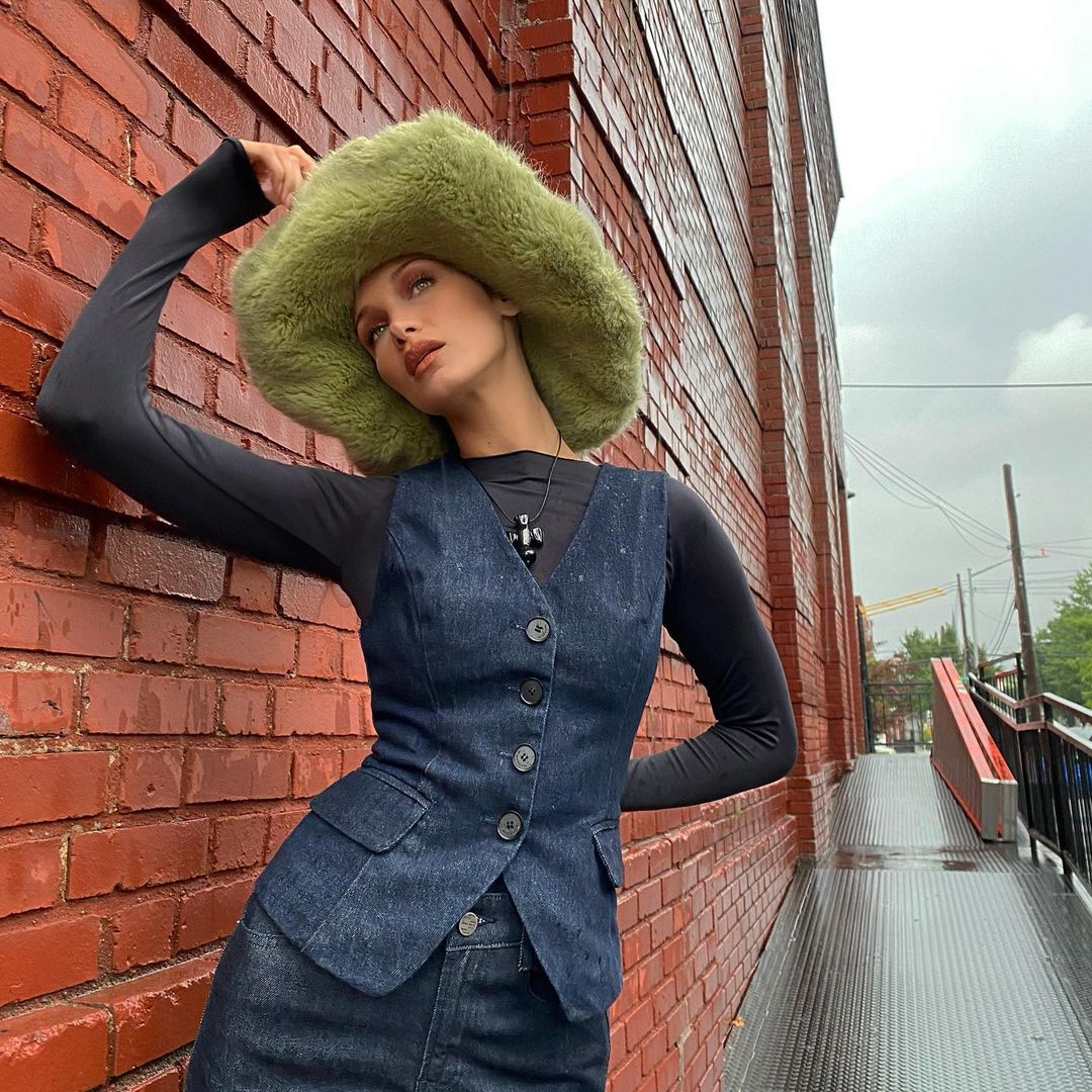 Идеально на осень: Белла Хадид показала точеную фигуру в джинсовом костюме