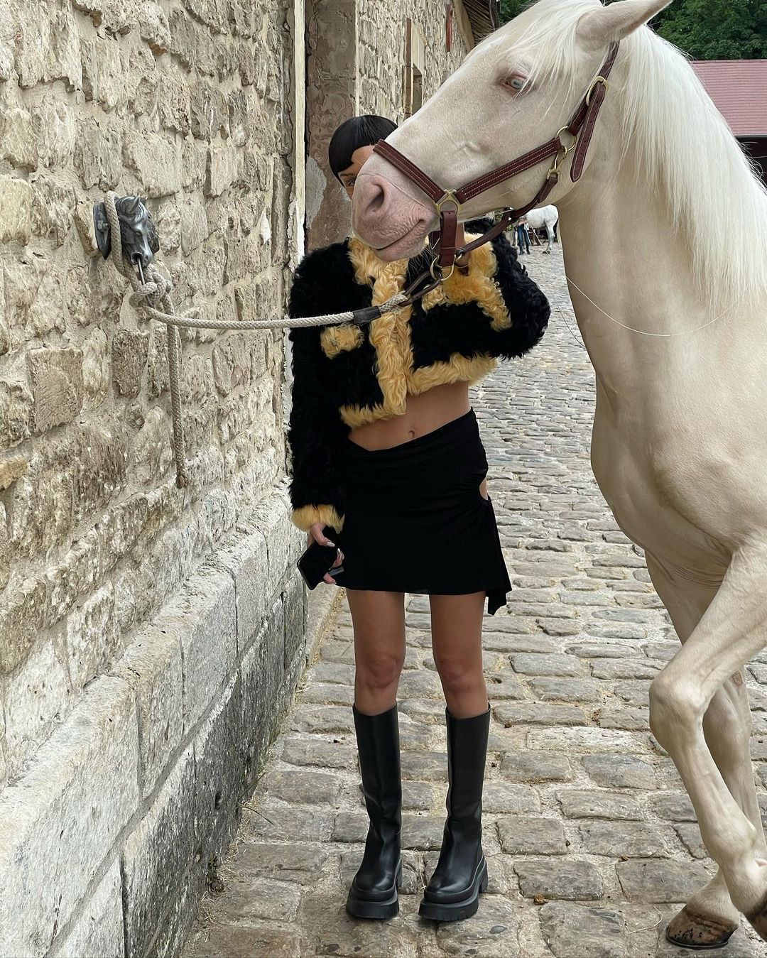 Тракторна підошва і ботильні-шкарпетки: зірки демонструю найстильніше взуття осені 2021