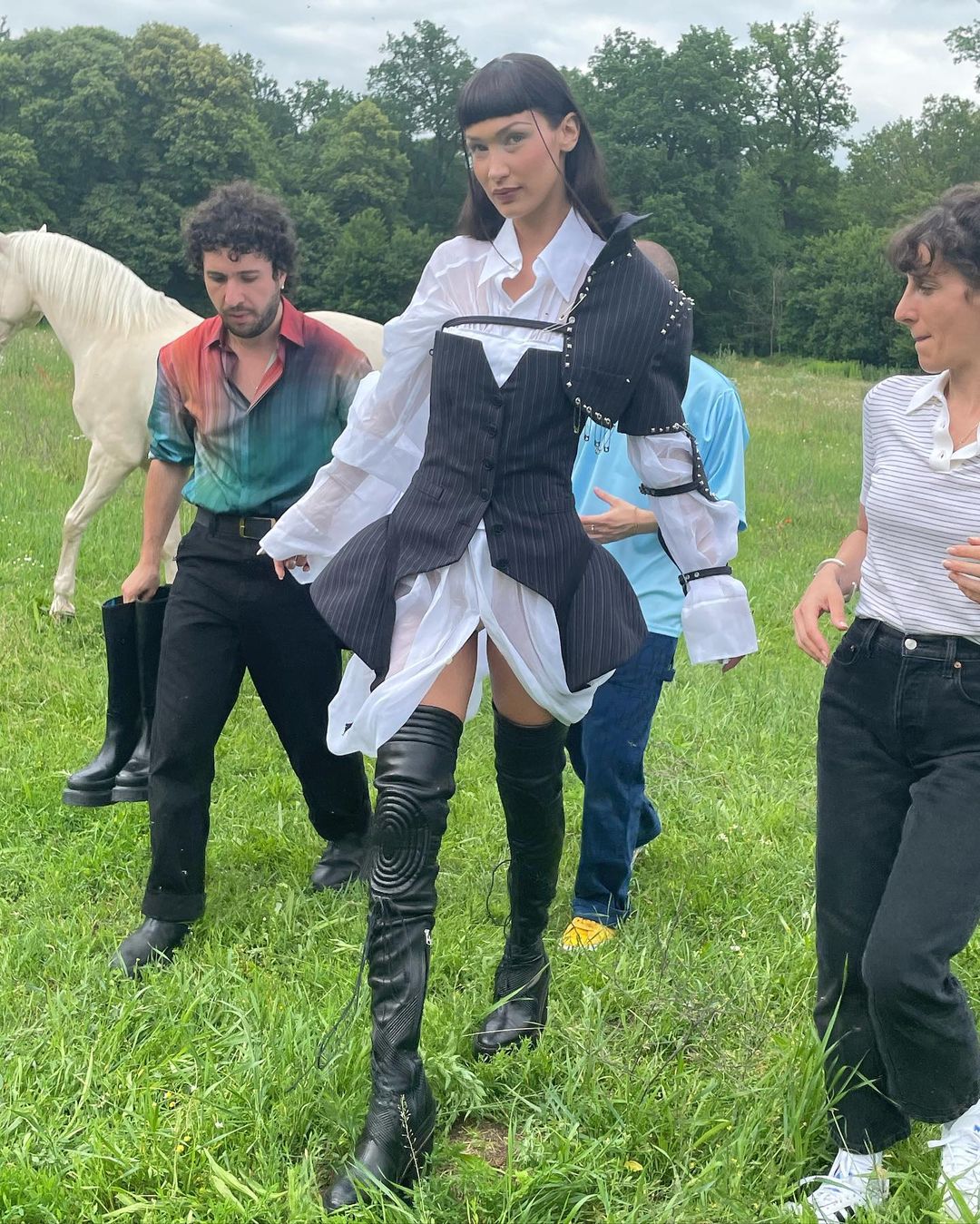 Тракторная подошва и ботильны-носки: звезды демонстрирую самую стильную обувь осени 2021