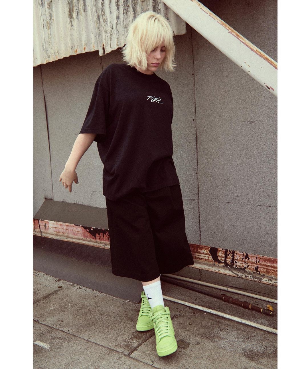 Тракторна підошва і ботильні-шкарпетки: зірки демонструю найстильніше взуття осені 2021