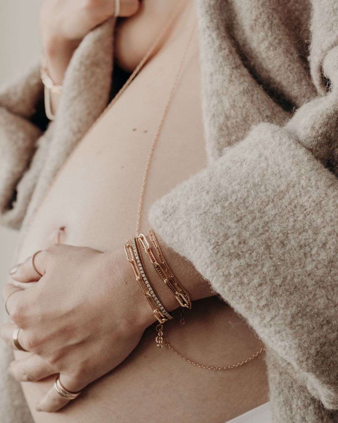 Пластмассовые кольца, жемчужные браслеты и цепочки для талии: топ-5 украшений, которые станут хитами лета 2022