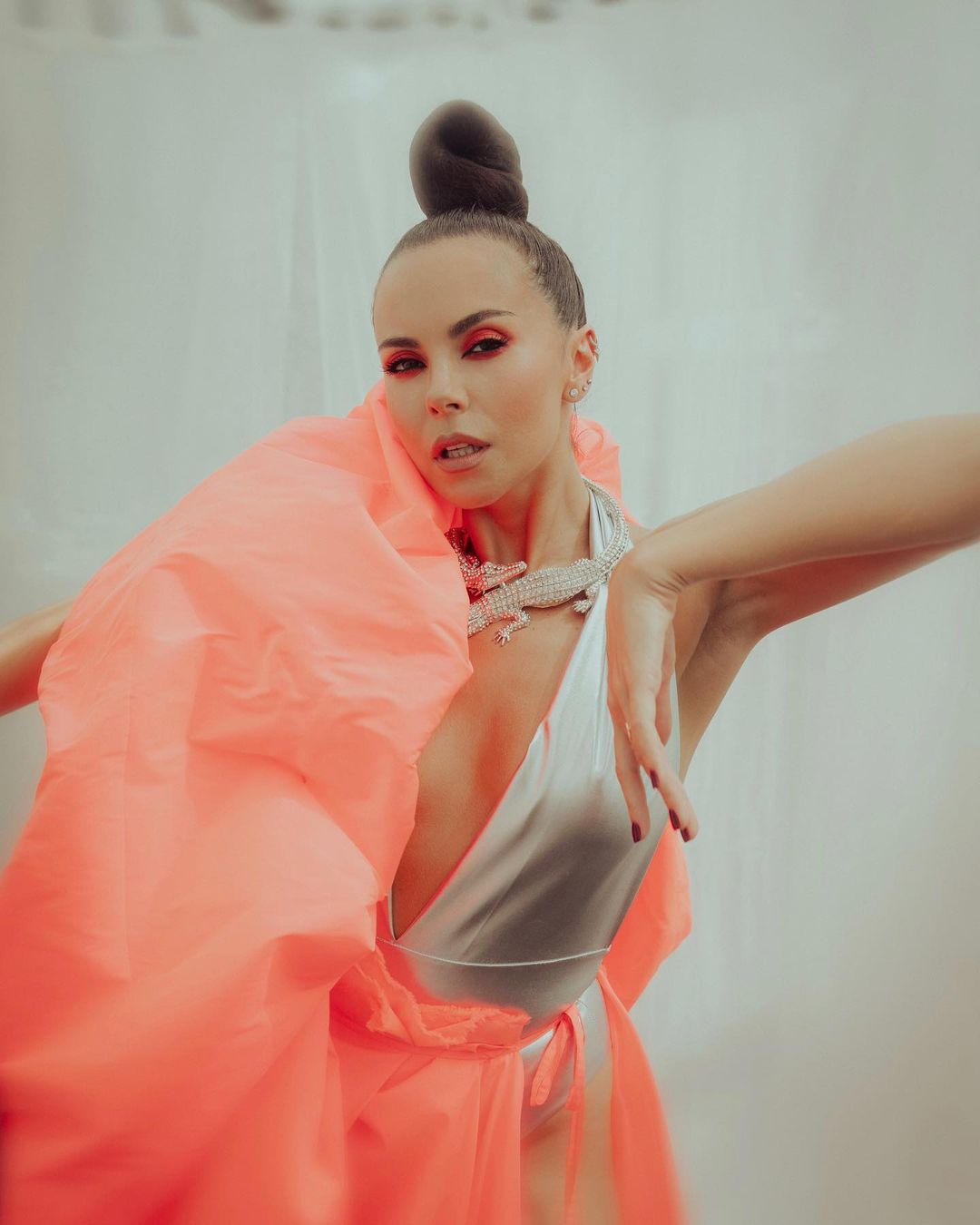 Настя Каменских с экстремальным декольте устроила провокацию в сети: "к поцелуям зовущая"