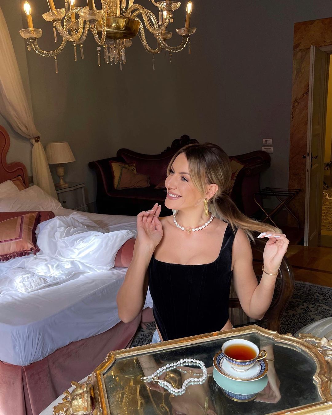 &quot;Імператриця!&quot;Леся Нікітюк з розкішним декольте і в перлах захопила фото зі спальні