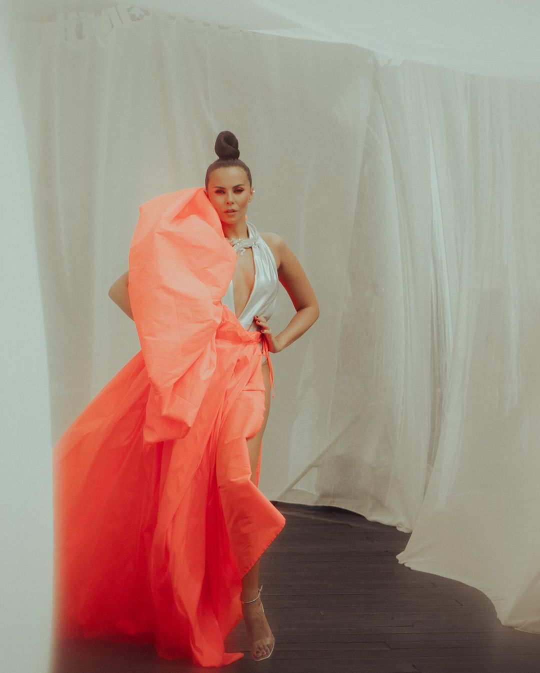 Настя Каменских с экстремальным декольте устроила провокацию в сети: "к поцелуям зовущая"