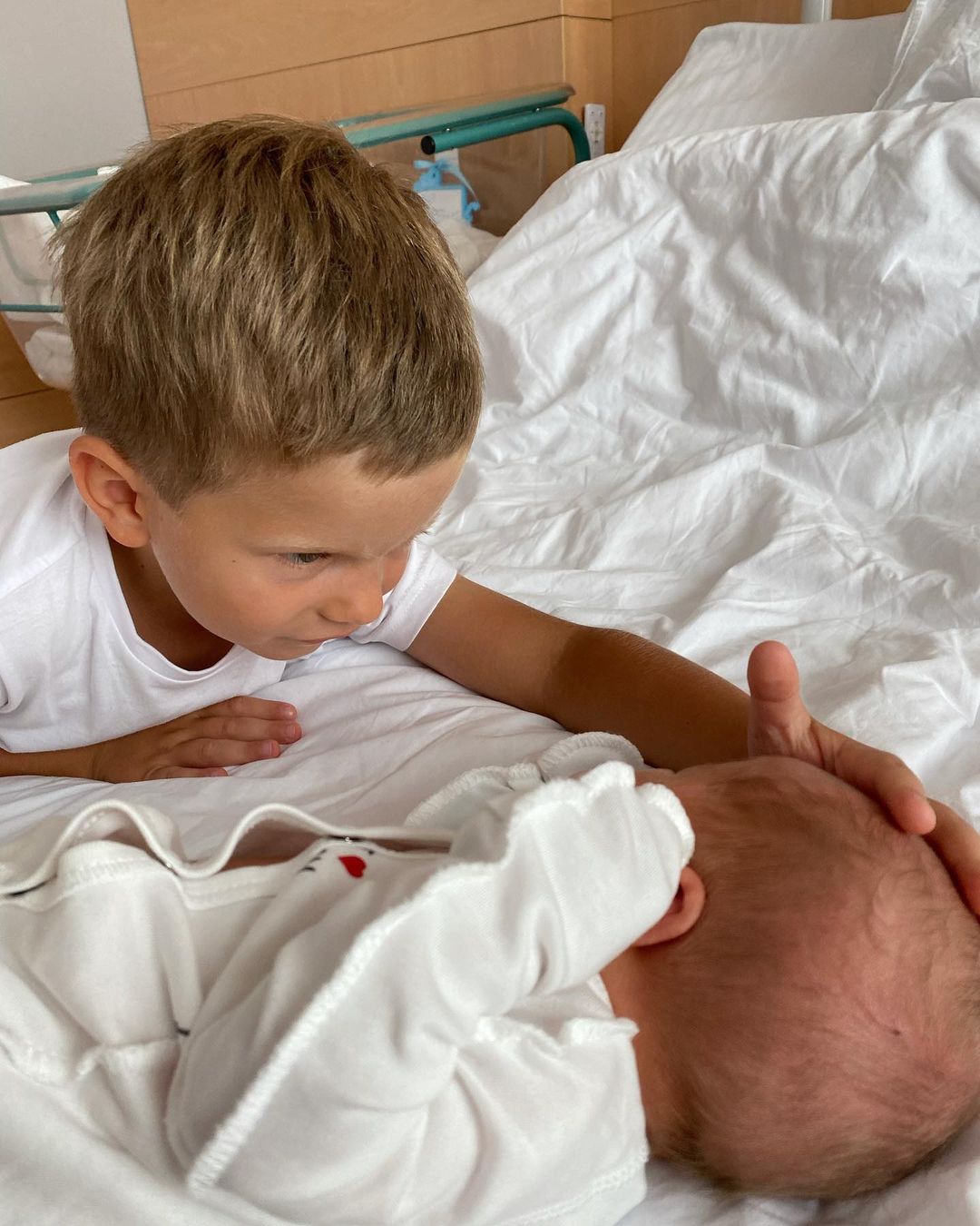 Лавина нежности: счастливый Горбунов растрогал милым фото знакомства своих сыночков