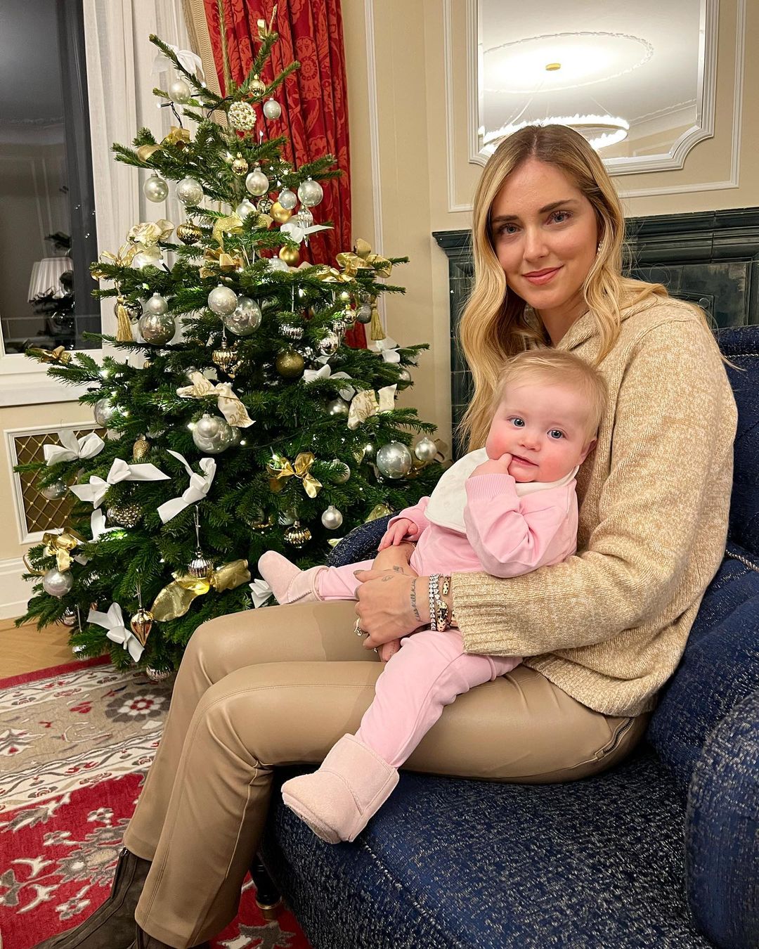 Время волшебства: как Ким Кардашьян, Бритни Спирс, Эльза Хоск и другие звезды украсили дом к Рождеству