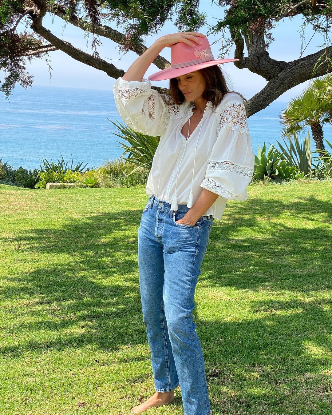 55-летняя Синди Кроуфорд покорила стройной фигурой в облегающих джинсах