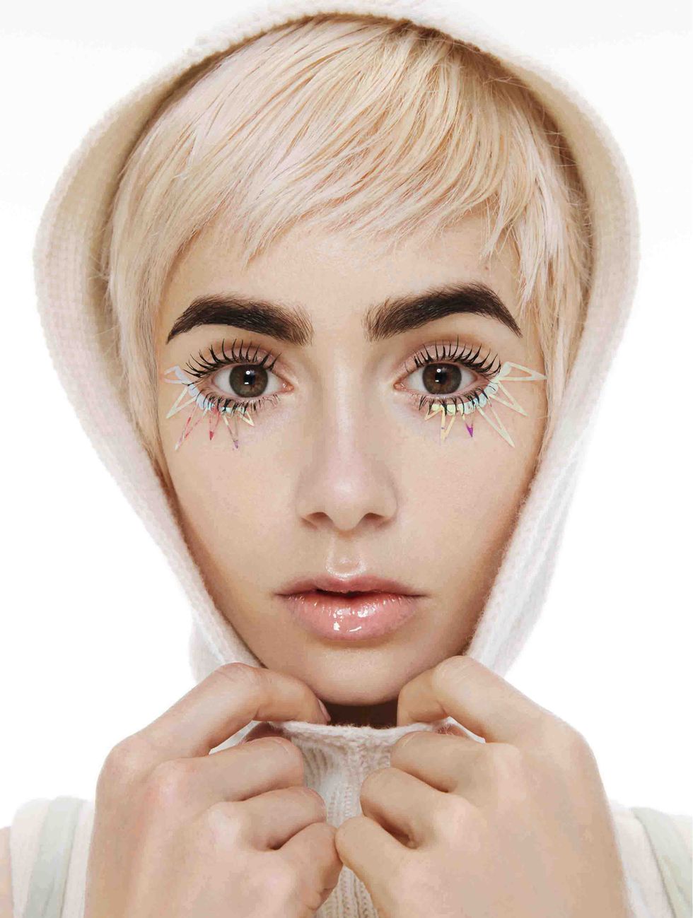 Зірка &quot;Емілі в Парижі&quot; Лілі Коллінз зачаровує красою в стильній і дорогій фотосесії