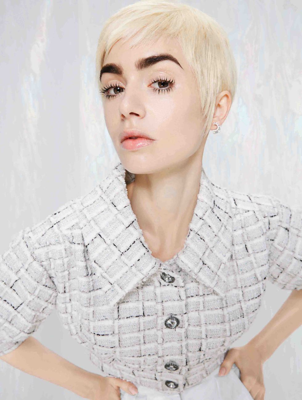 Зірка &quot;Емілі в Парижі&quot; Лілі Коллінз зачаровує красою в стильній і дорогій фотосесії