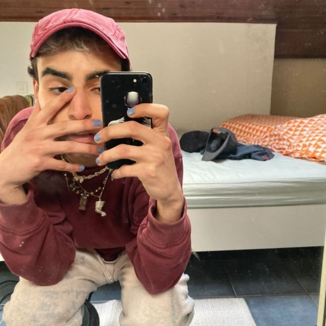 Яркий маникюр для мужчин в тренде: какой цвет ногтей выбирают знаменитости