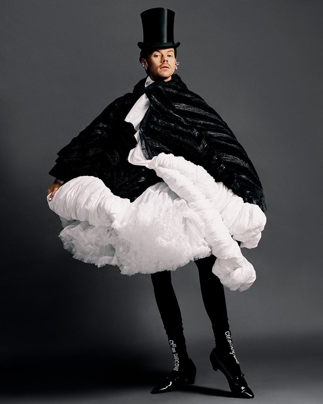 Гаррі Стайлз - ікона агендерної моди: 10 найбільш провокаційних образів співака