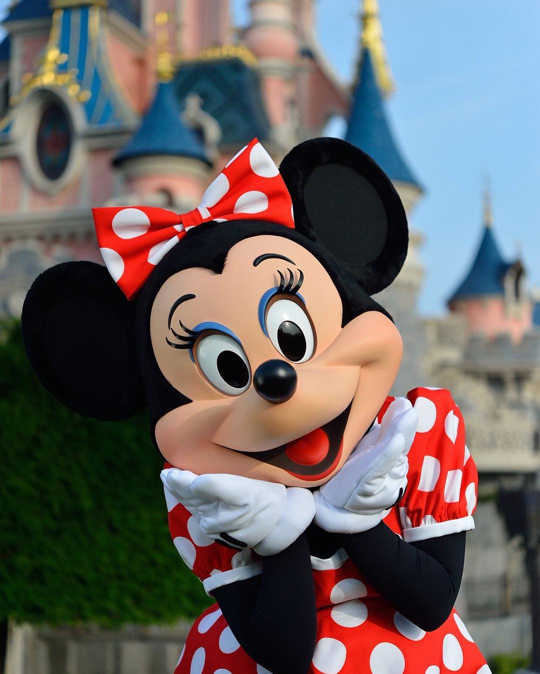 Минни Маус отказывается от своего культового красного платья в пользу брючного костюма