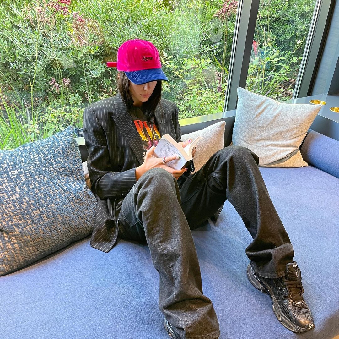 Тракторная подошва и ботильны-носки: звезды демонстрирую самую стильную обувь осени 2021