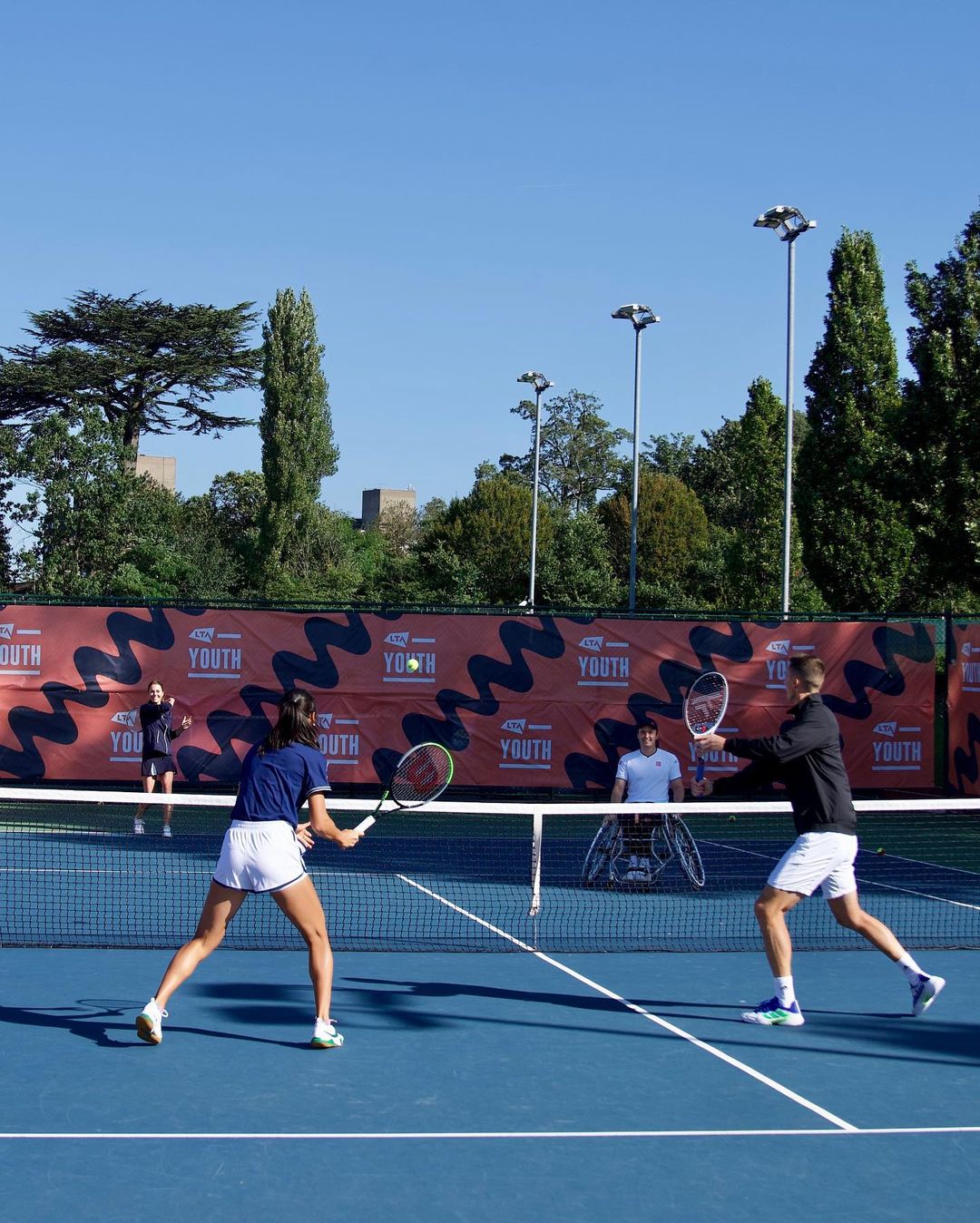 Міні-спідниця і кеди: Кейт Міддлтон здивувала несподівано сміливим вбранням