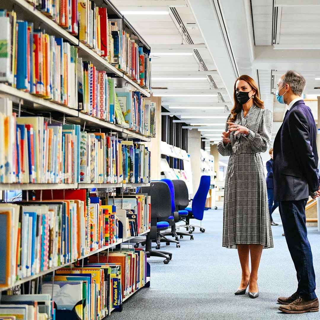 Стильно и доступно: топ-5 блистательных выходов Кейт Миддлтон в вещах демократичных марок