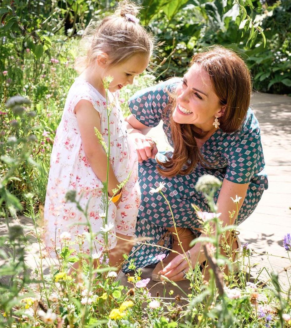 Стильно и доступно: топ-5 блистательных выходов Кейт Миддлтон в вещах демократичных марок