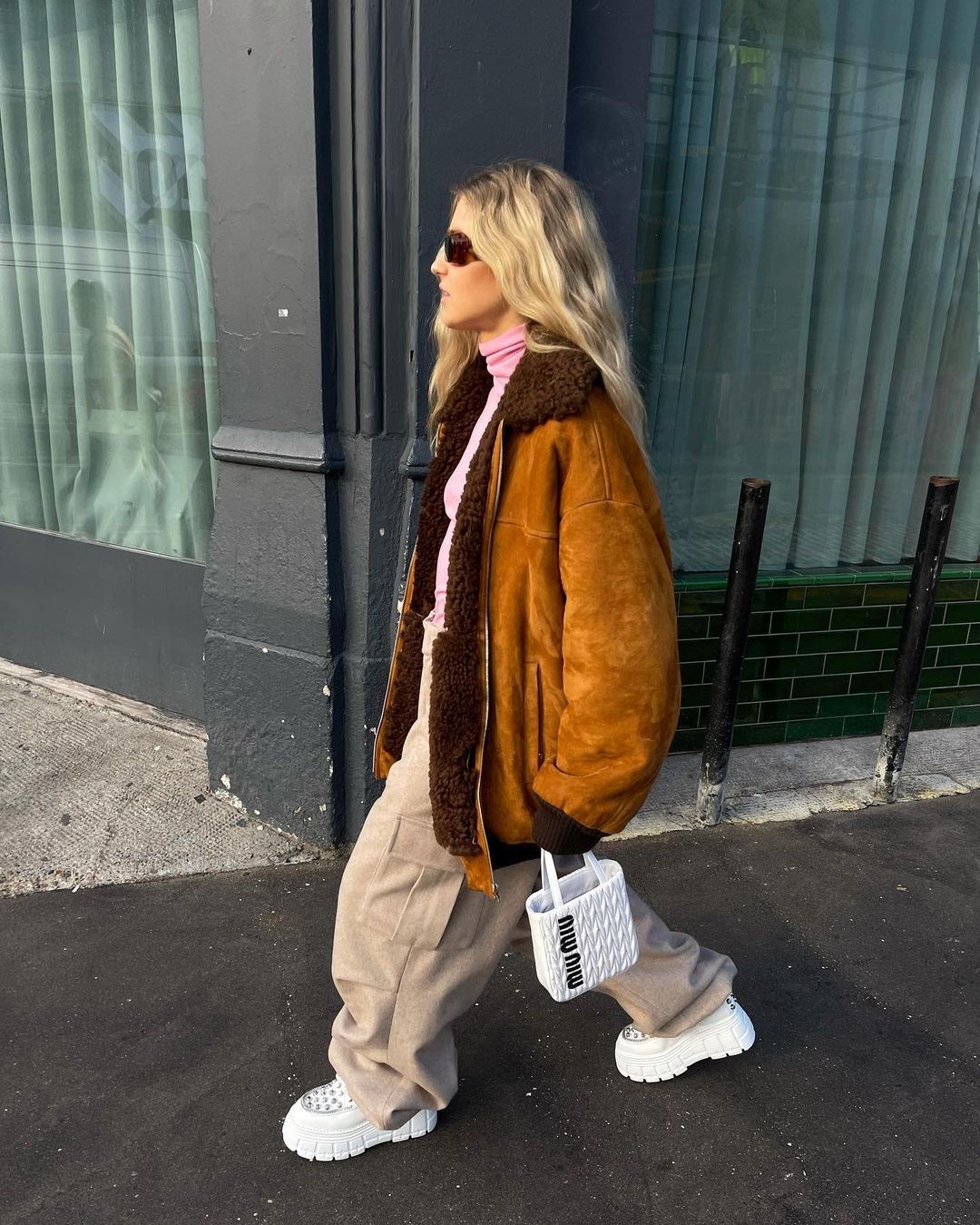 Лучшая альтернатива чебурашкам: стилист показала, какие дубленки в тренде этой зимой