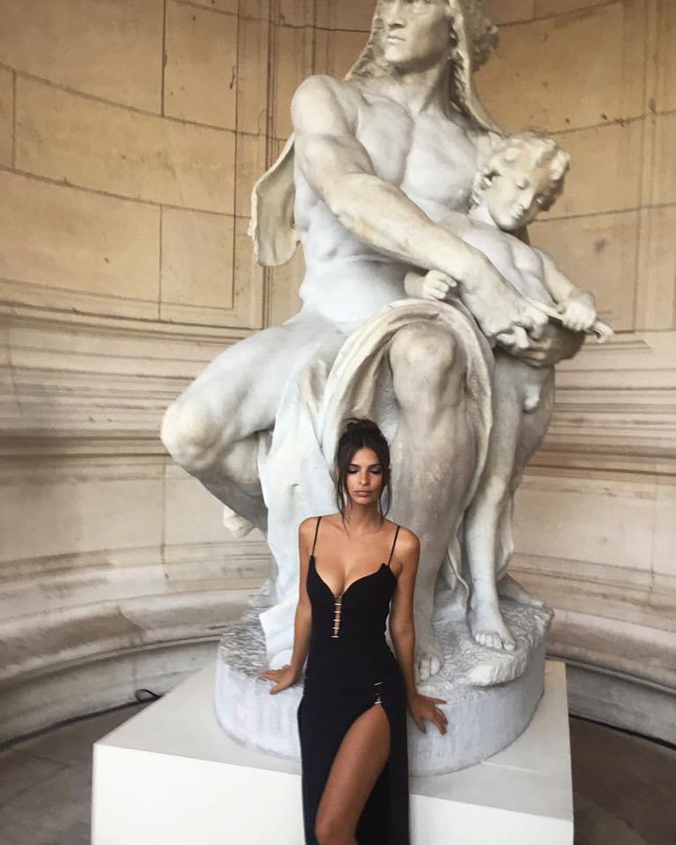 Эволюция стиля Эмили Ратаковски: от томной брюнетки до кокетливой парижанки