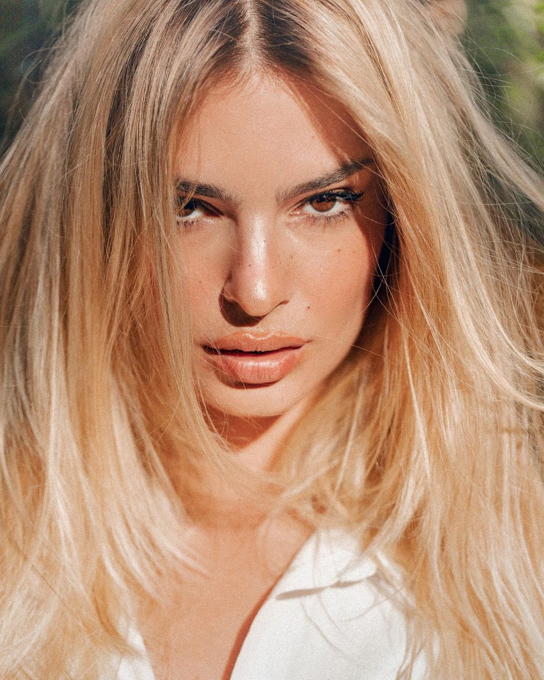 Еволюція стилю Емілі Ратаковскі: від томної брюнетки до кокетливої парижанки