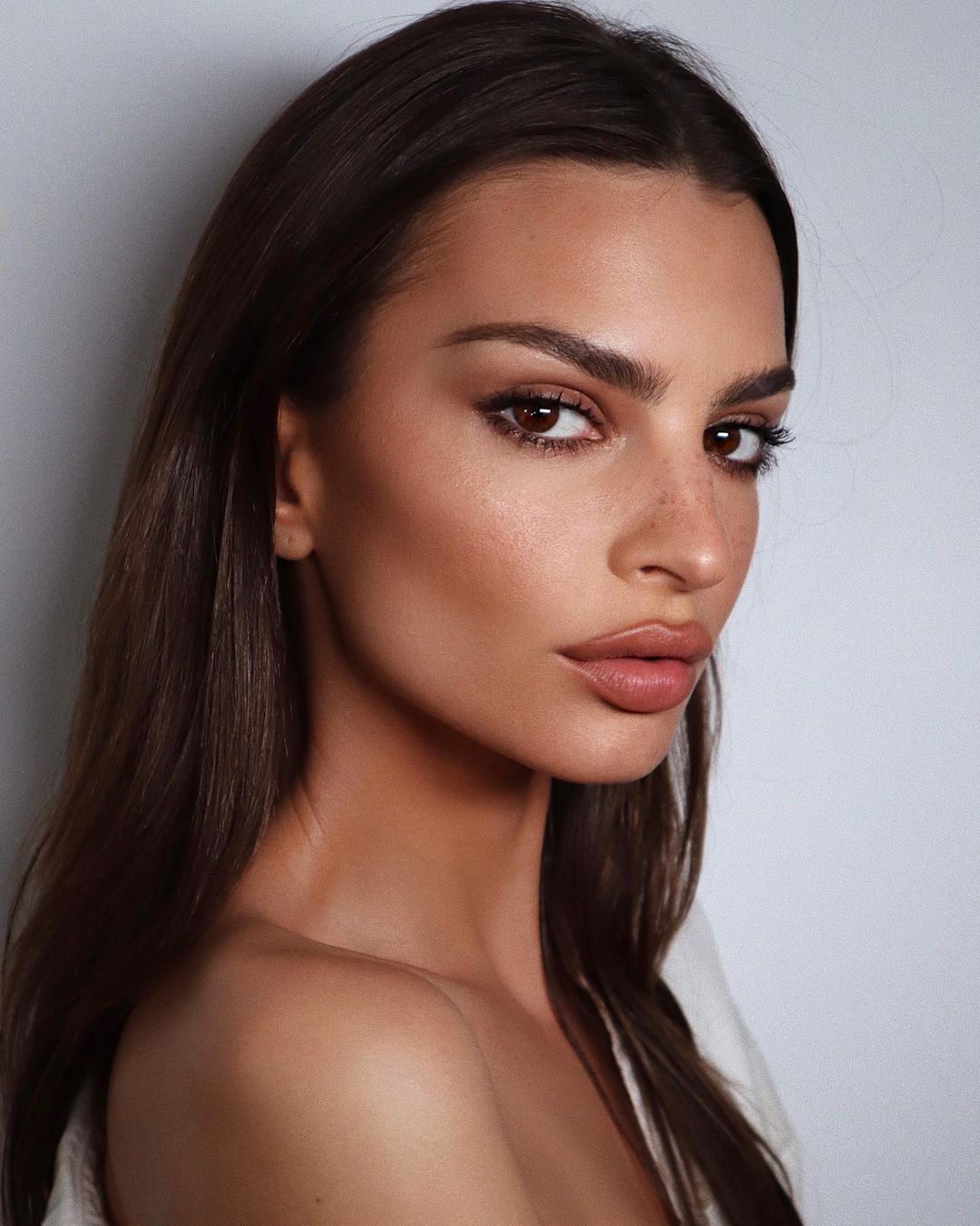 Еволюція стилю Емілі Ратаковскі: від томної брюнетки до кокетливої парижанки