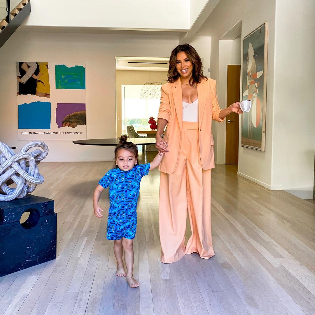 Штани-палаццо і прямий жакет: Єва Лонгорія похвалилася стрункою фігурою в модному образі