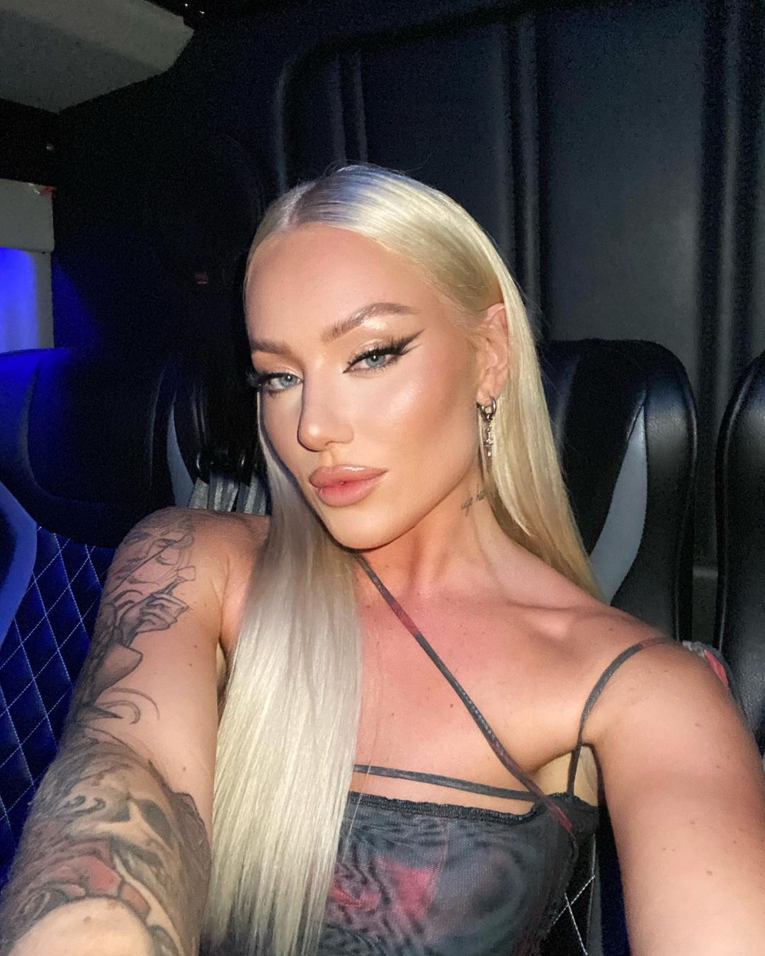 На кого подписаться: эти аккаунты в TikTok научат делать идеальный макияж