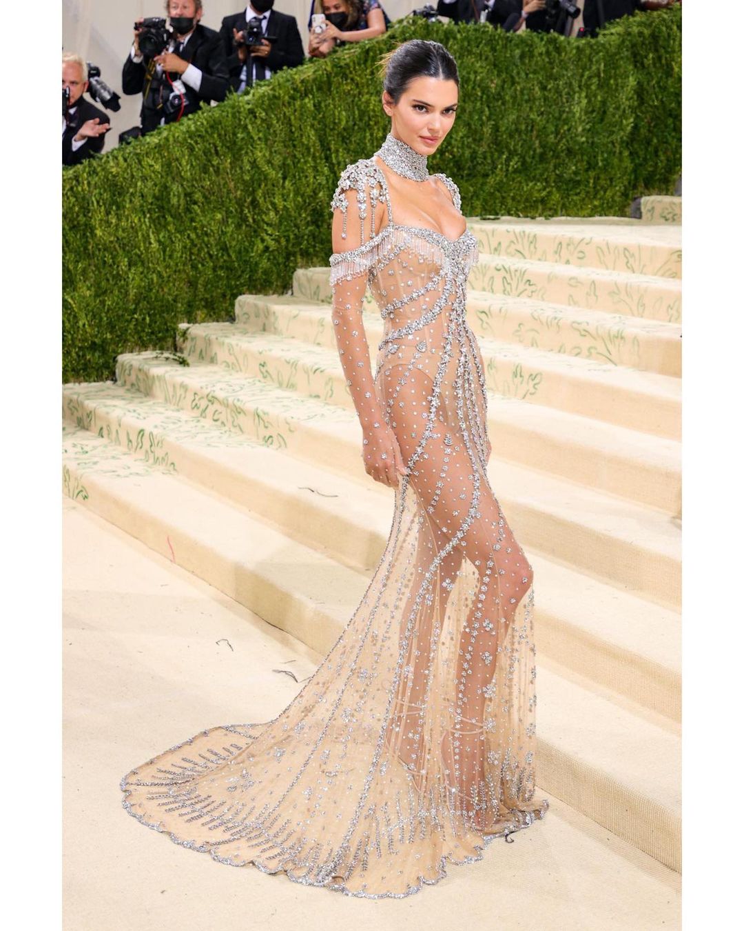 Идеал: Кендалл Дженнер в &quot;голом&quot; платье от Givenchy восхитила роскошной фигурой