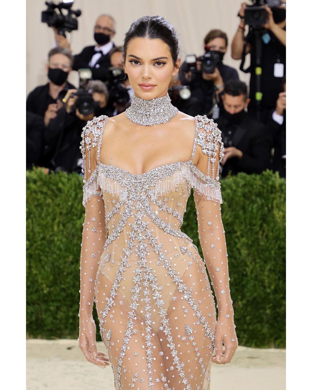 Идеал: Кендалл Дженнер в &quot;голом&quot; платье от Givenchy восхитила роскошной фигурой