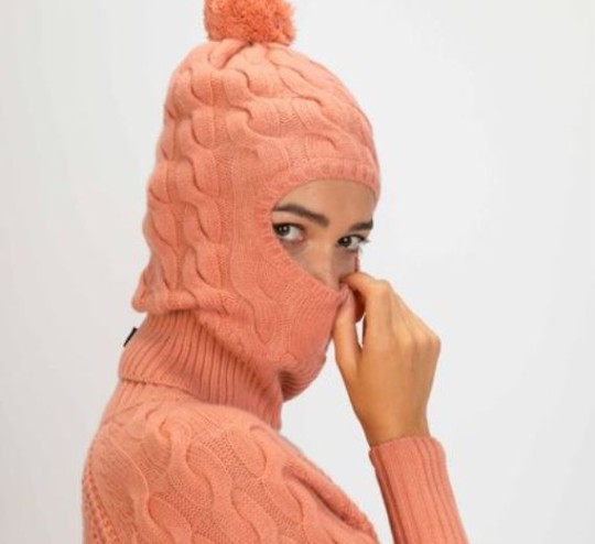 Будто бабушка связала: как правильно носить балаклаву зимой 2021-2022 (фото)