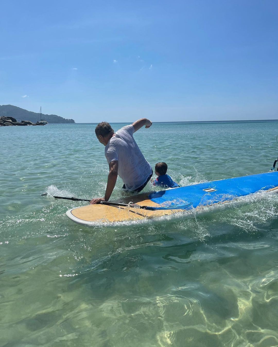 Держать баланс: Осадчая и Горбунов с сыном устроили яркую фотосессию во время сапсерфинга