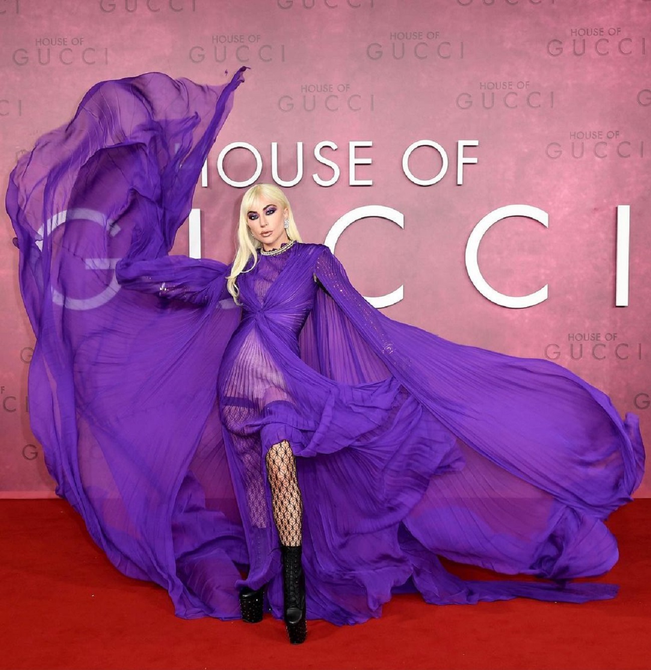 Леди Гага в прозрачном шифоне, Сальма Хайек в золоте с головы до ног: как прошла премьера &quot;Дом Gucci&quot; в Лондоне