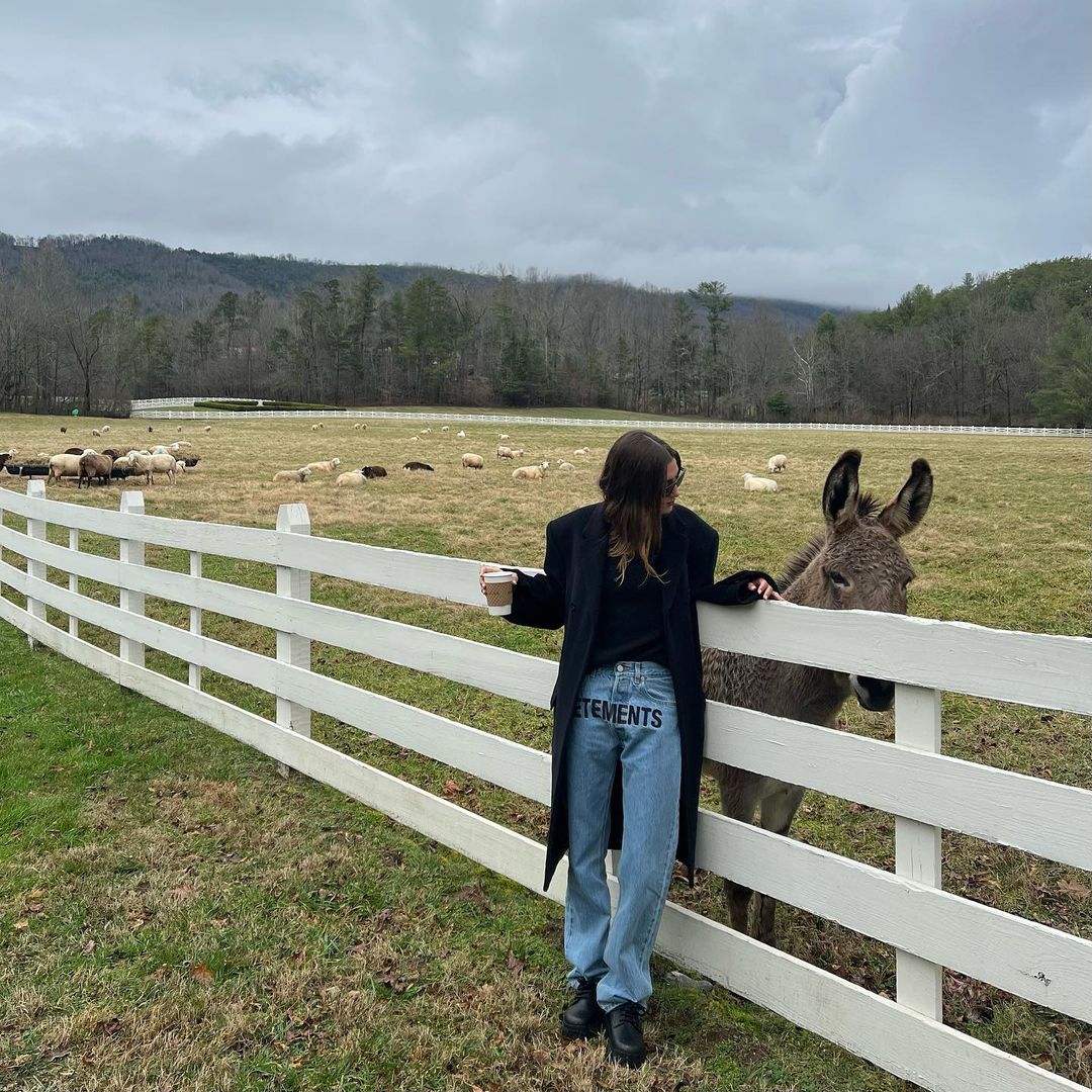 Срочно купить: самые модные джинсы 2022, которые носят Тина Кунаки, Хейли Бибер и другие звезды