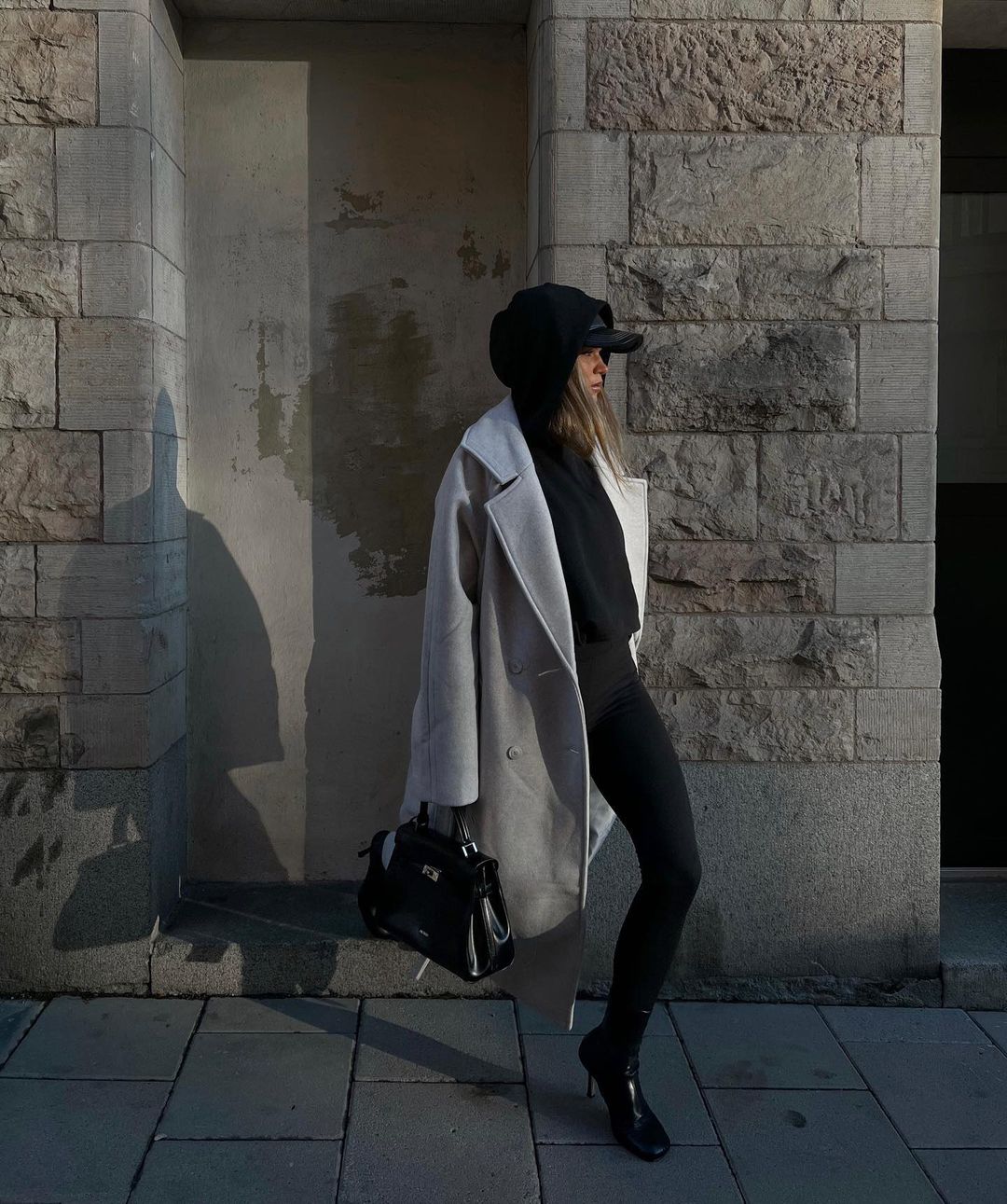 Кожаная кепка и капюшон с манишкой: стилист показала самые трендовые головные уборы на зиму