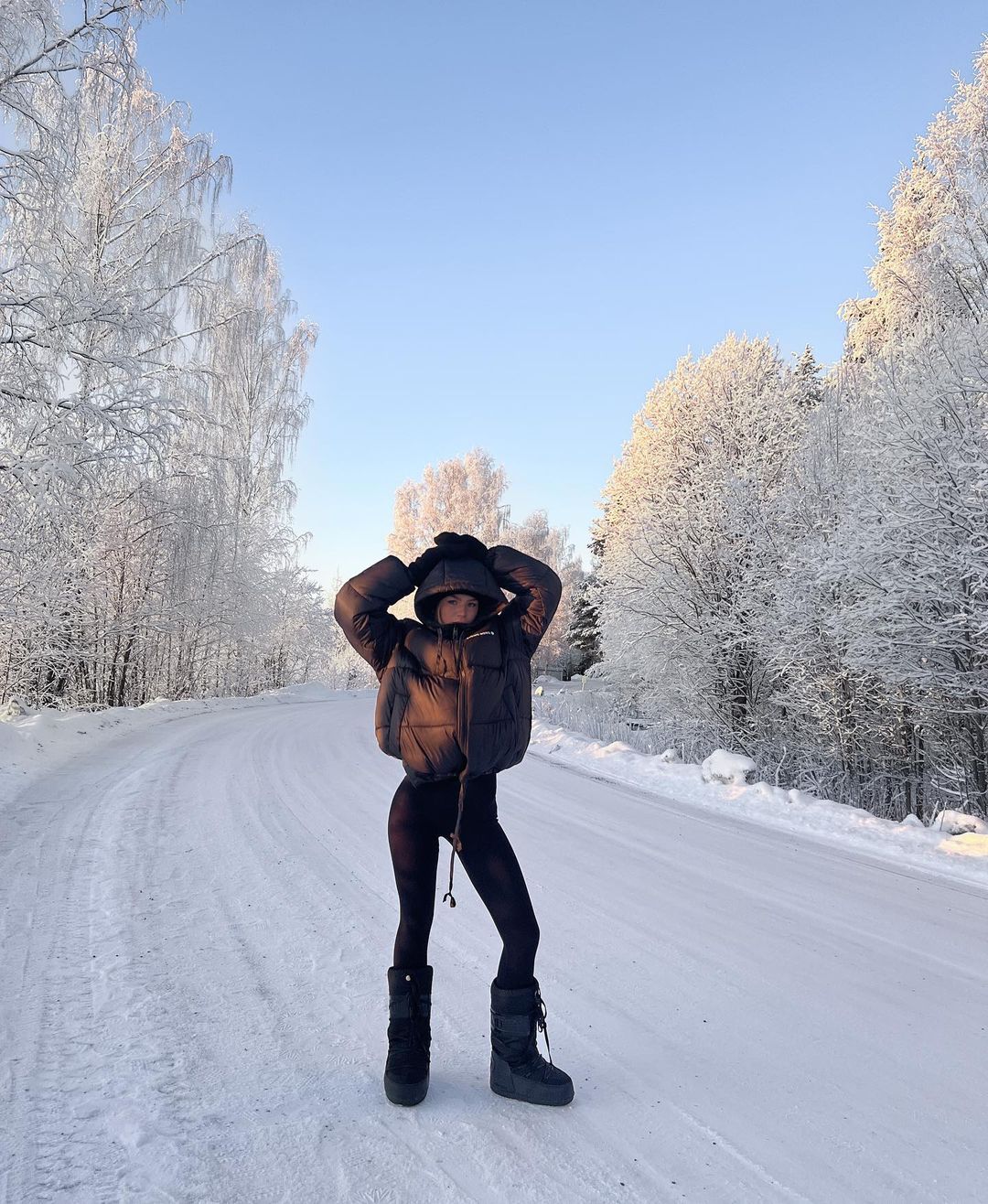 Мунбути в тренді: стиліст показала, як правильно носити дуті черевики взимку 2022