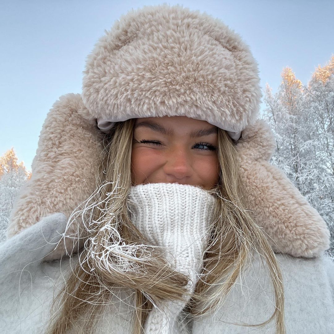 Крупные косы и уютный ворот: стилист показала 7 самых актуальных свитеров на зиму 2022